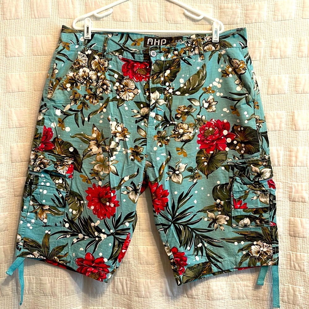 Another Hype Piece- Tropical Pattern Cargo Shorts size:40